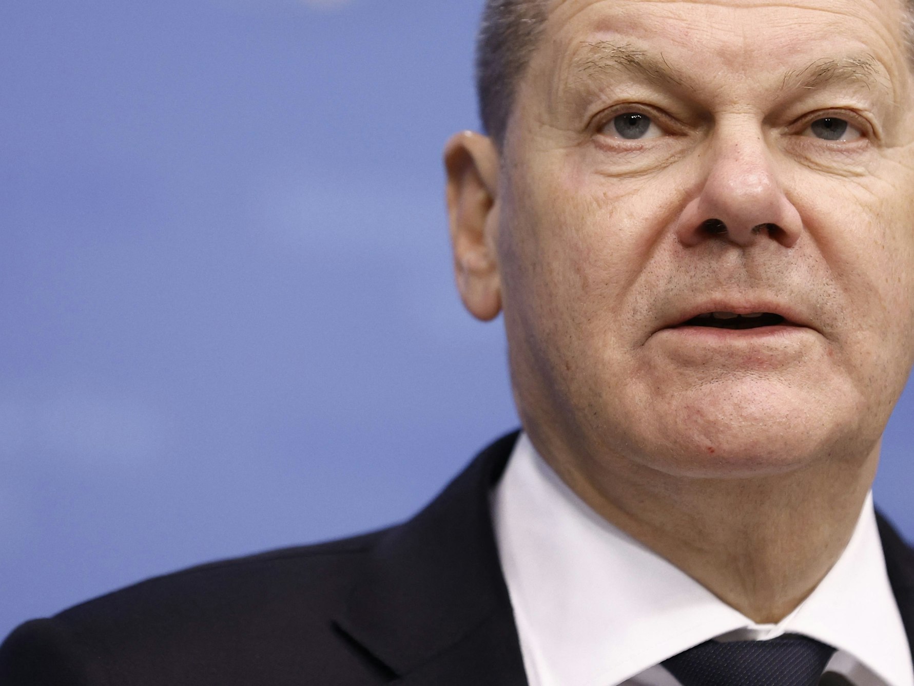 Olaf Scholz spricht auf einer Pressekonferenz.