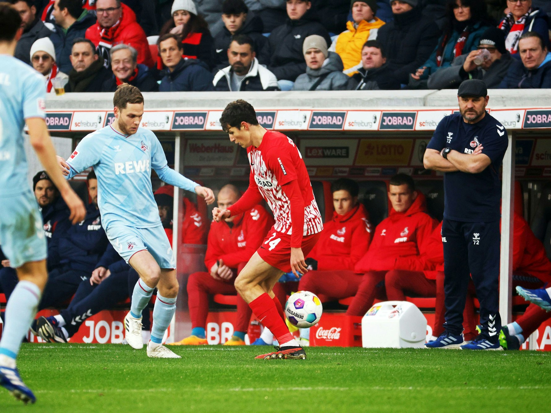 Steffen Baumgart beobachtet das Spiel des 1. FC Köln beim SC Freiburg.