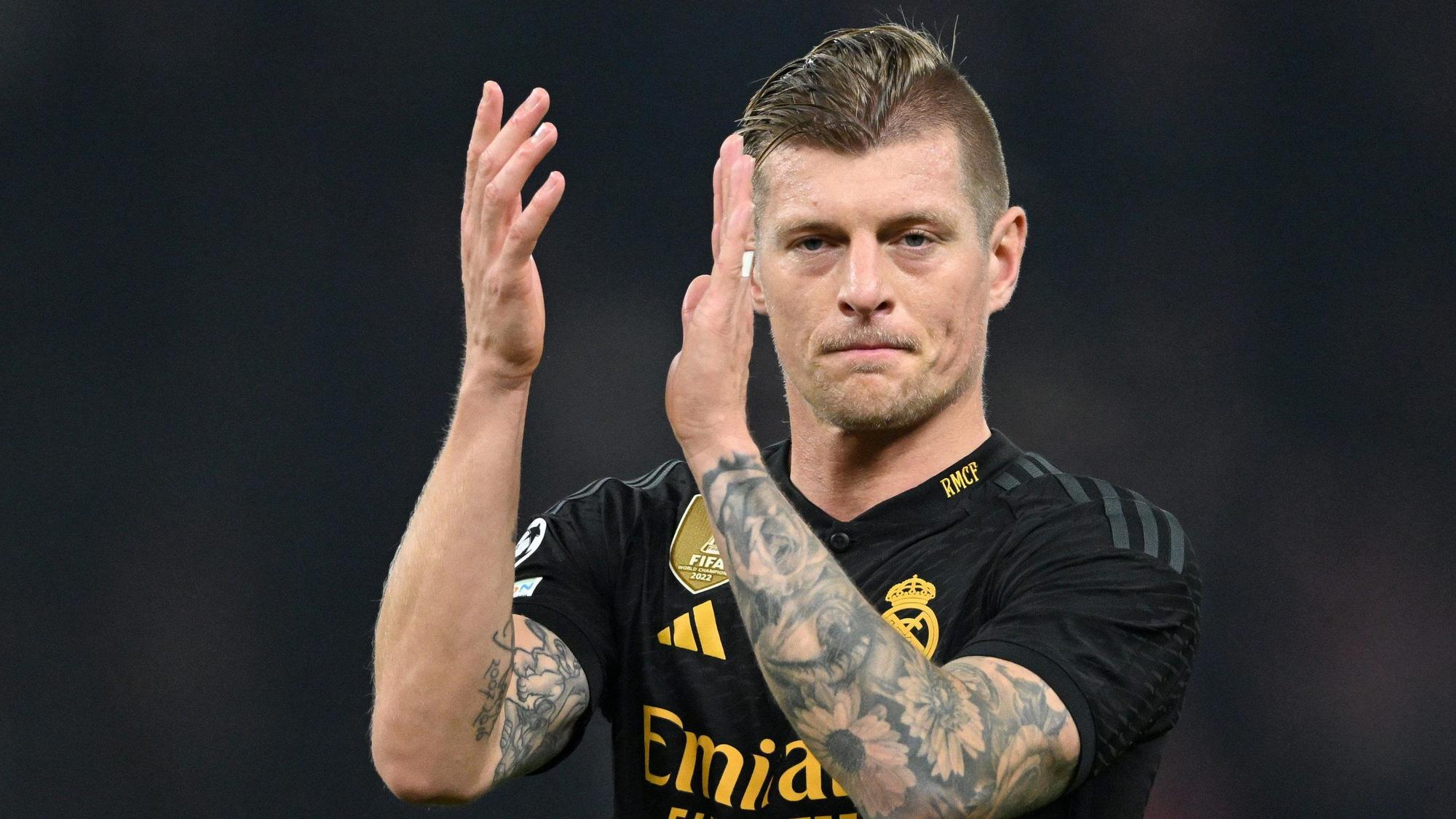 Toni Kroos bedankt sich nach dem Spiel von Real Madrid bei Union Berlin bei den Fans.