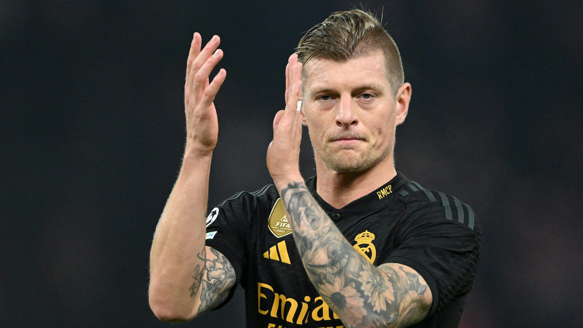 Toni Kroos bedankt sich nach dem Spiel von Real Madrid bei Union Berlin bei den Fans.