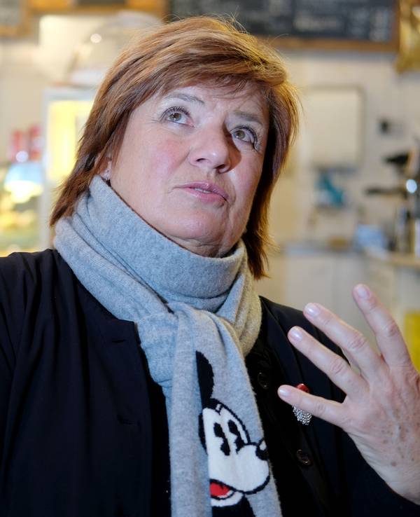 Christine Westermann schaut nach oben und gestikuliert mit der Hand.