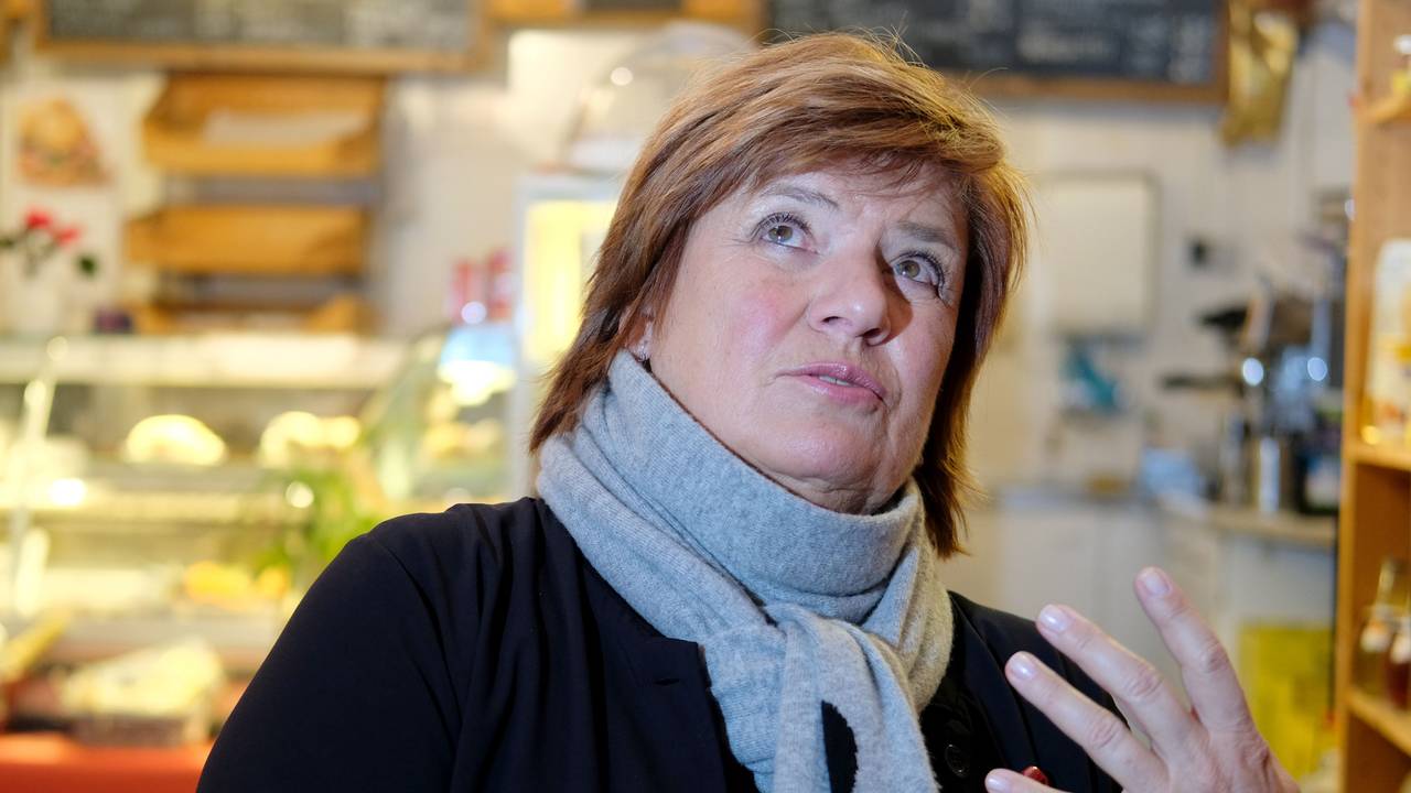 Christine Westermann schaut nach oben und gestikuliert mit der Hand.