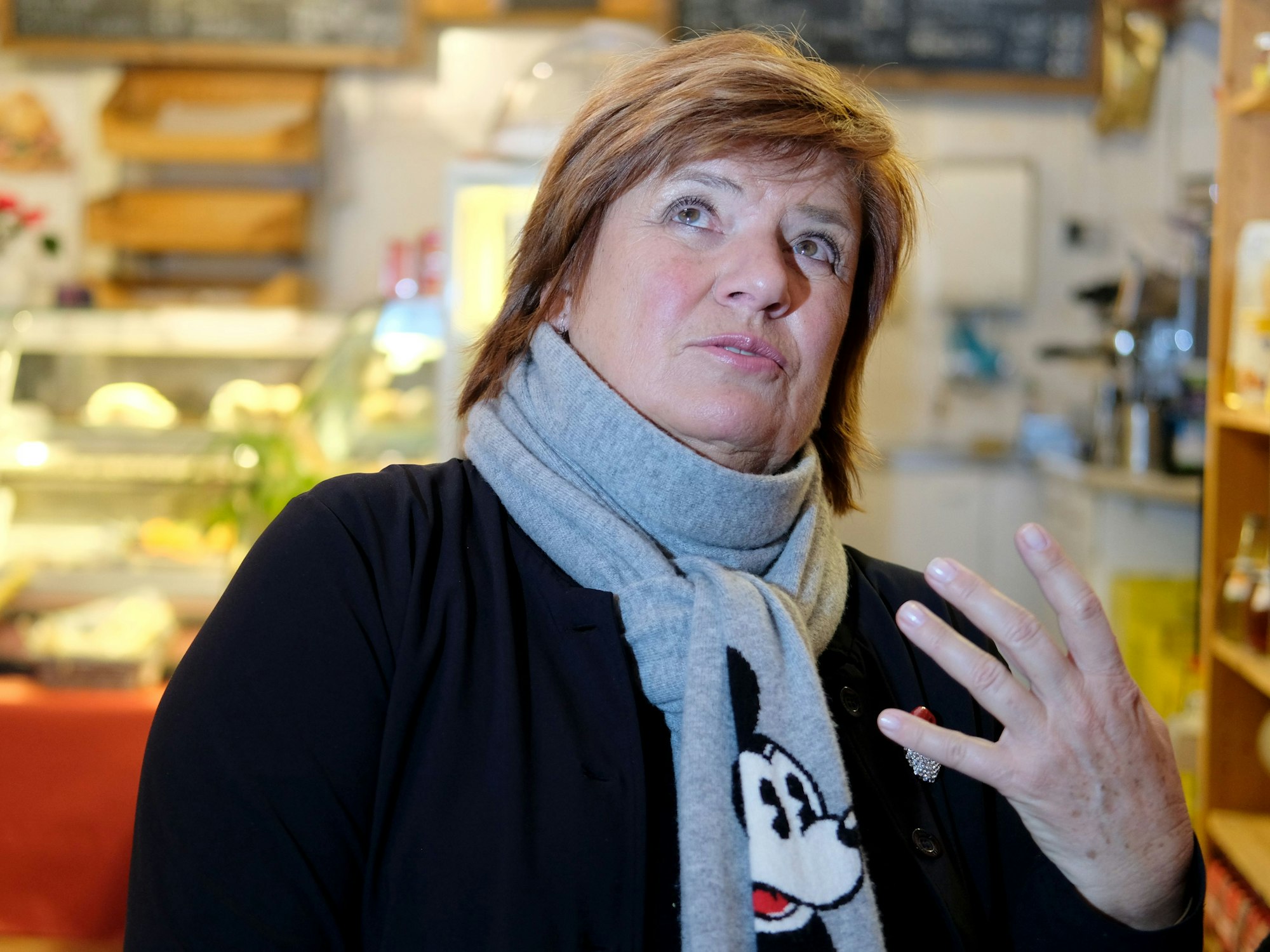 Christine Westermann schaut nach oben und gestikuliert mit der Hand.