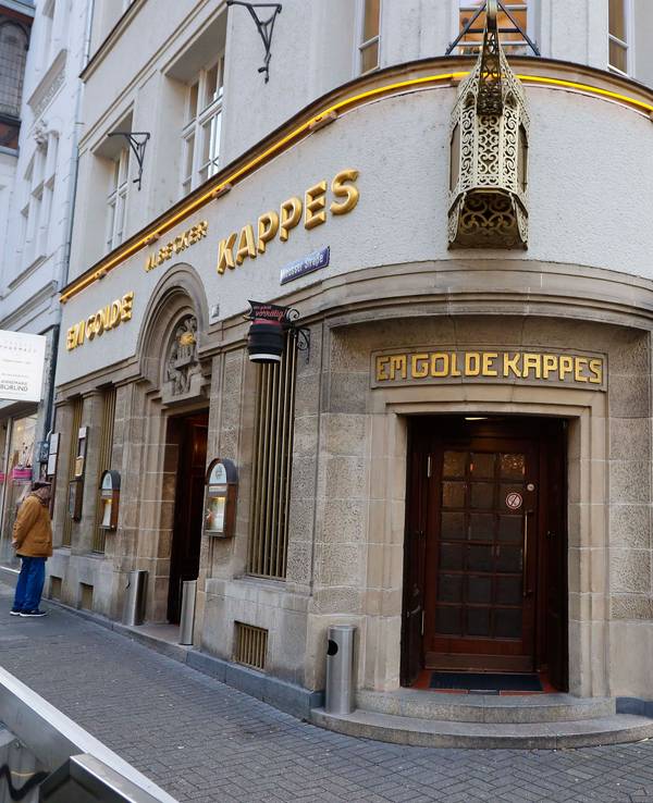 Das Kölner Brauhaus „Em Golde Kappes“ in Nippes. Das Wahrzeichen über dem Eingang fehlt.