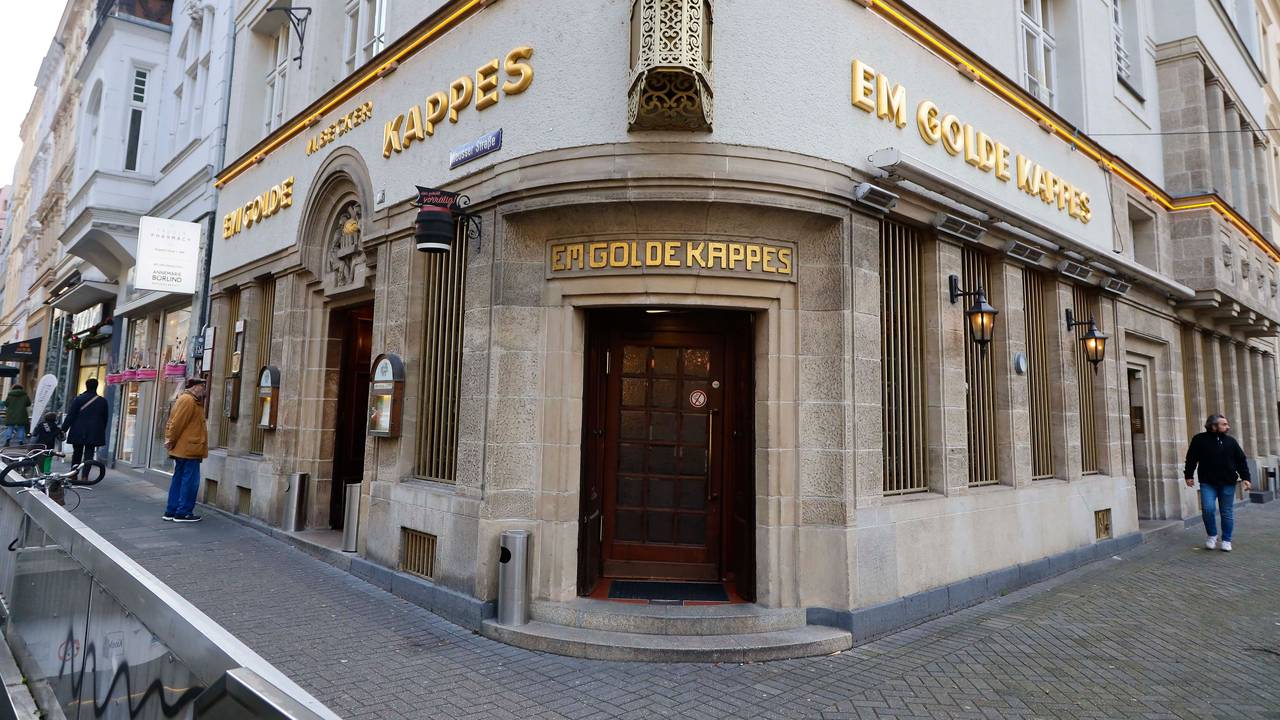 Das Kölner Brauhaus „Em Golde Kappes“ in Nippes. Das Wahrzeichen über dem Eingang fehlt.