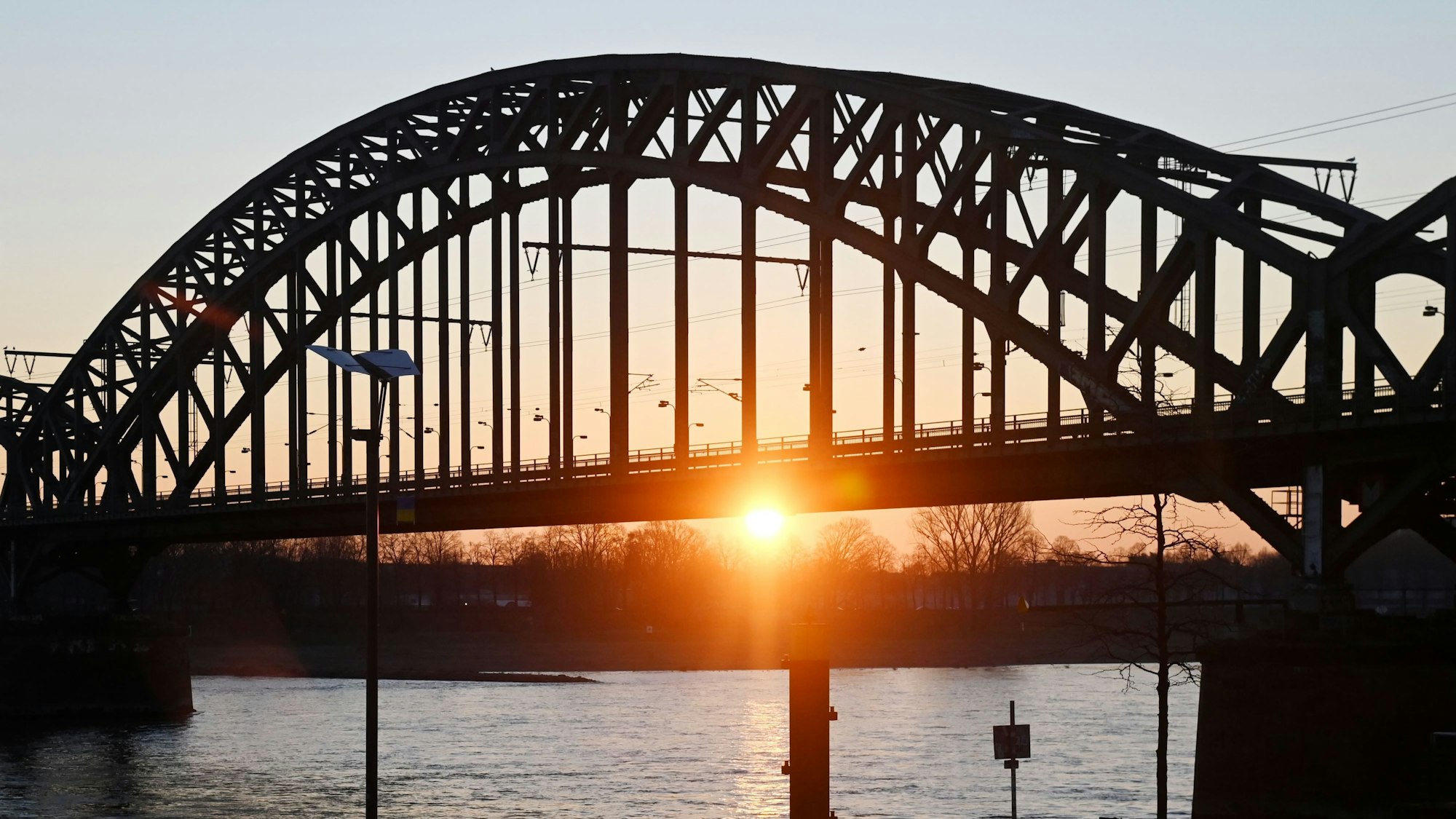 Sonnenaufgang am Rheinufer zwischen Bayenthalgürtel und Südbrücke.