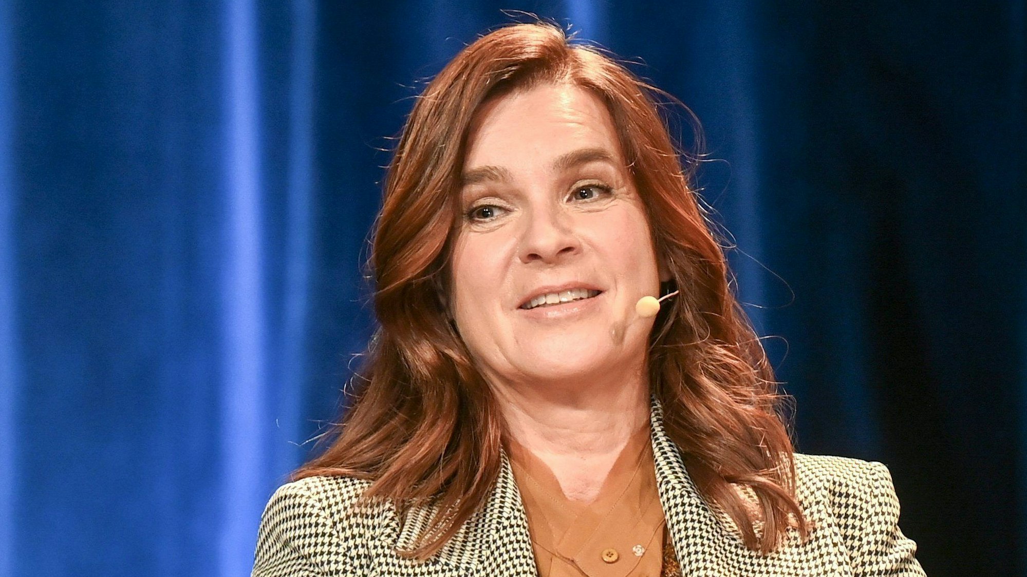 Katarina Witt spricht bei einer Veranstaltung.