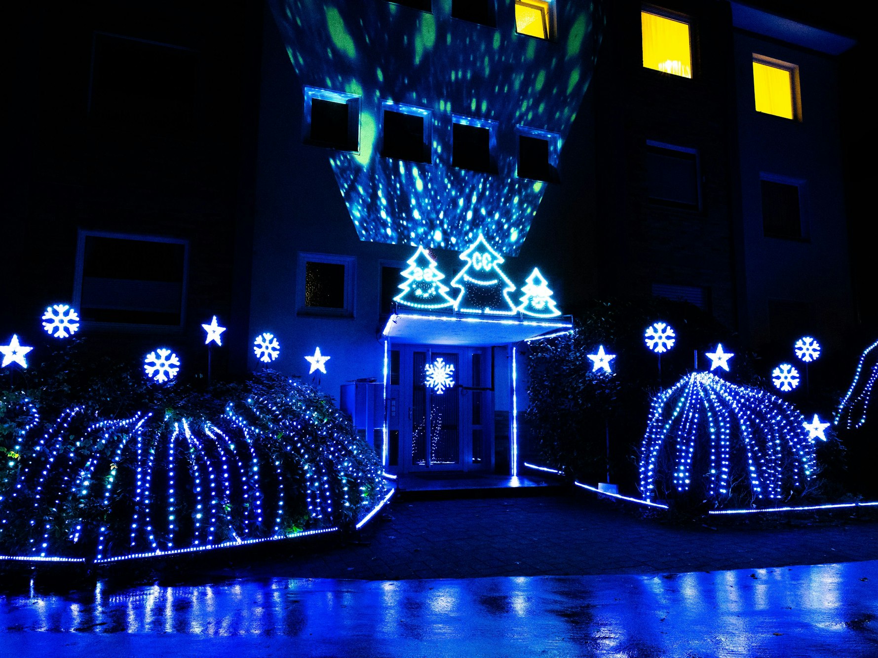 Das Haus von Simon Biela hell erleuchtet mit LED Lichtern und Lichtfiguren.