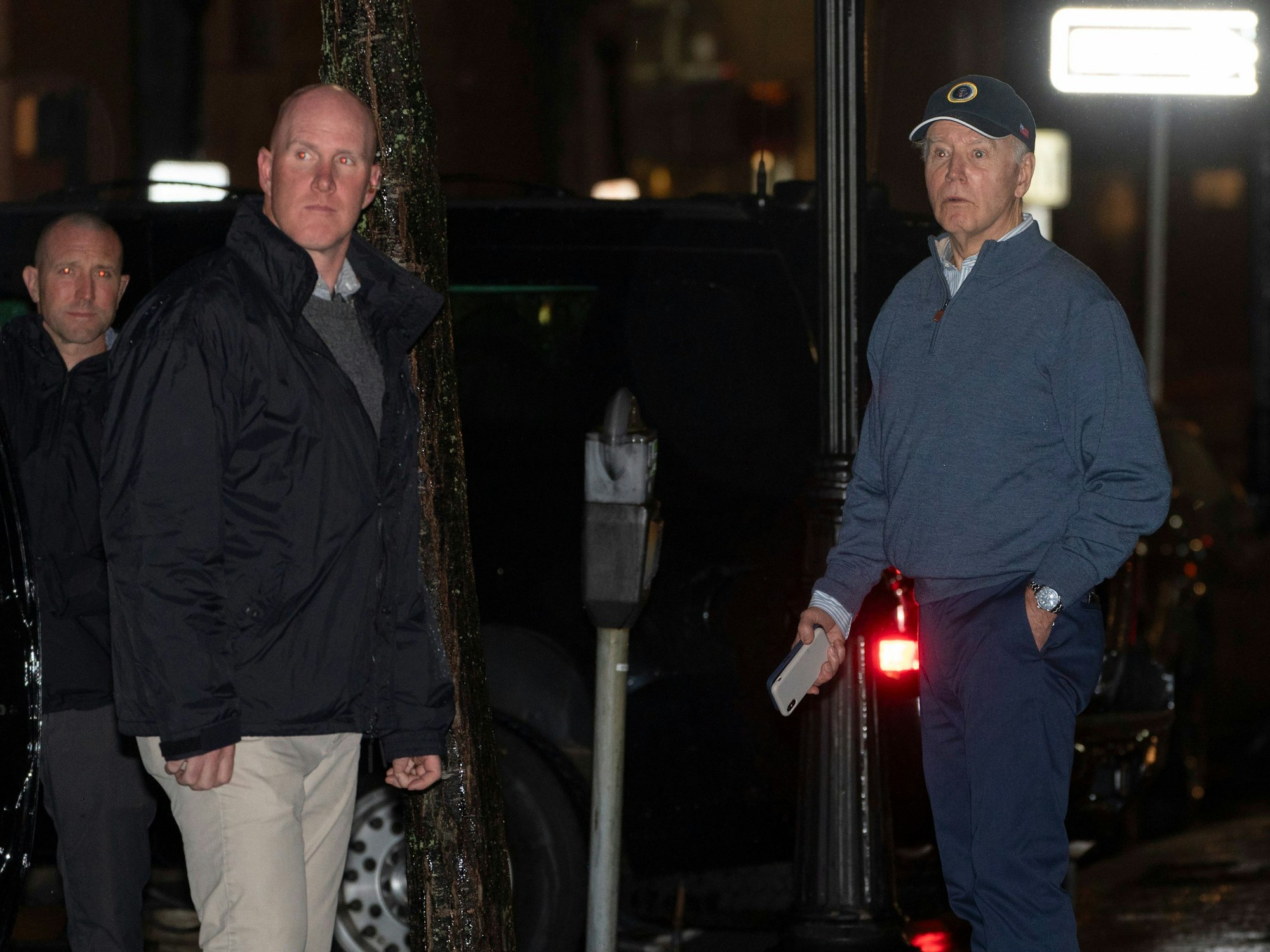 Joe Biden, Präsident der USA, reagiert auf einen lauten Knall, als er sein Wahlkampfhauptquartier verlässt.