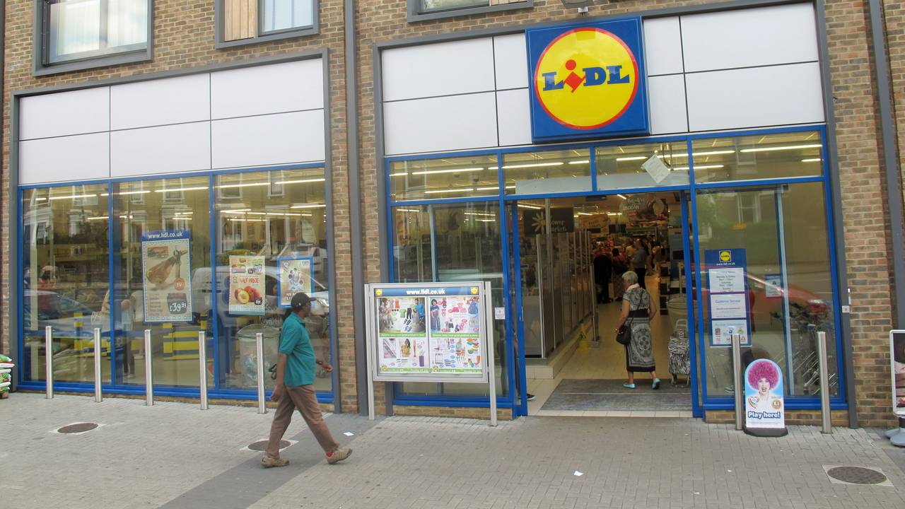 Blick auf eine in Lidl-Filiale in Stockwell, London (2014): In Wales hat ein Mann einen Lidl-Mitarbeiter mit Benzin übergossen.