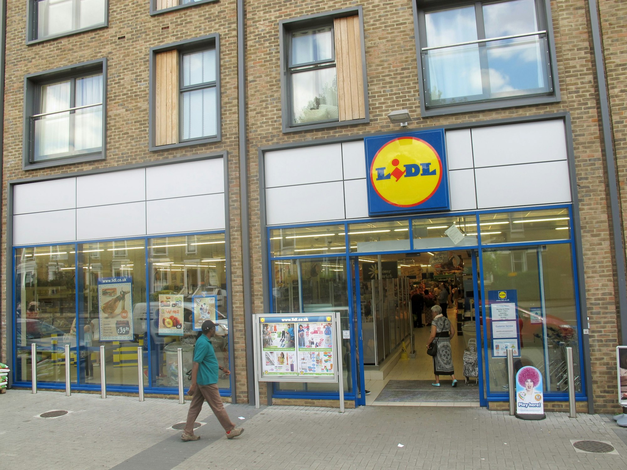 Blick auf eine in Lidl-Filiale in Stockwell, London (2014): In Wales hat ein Mann einen Lidl-Mitarbeiter mit Benzin übergossen.