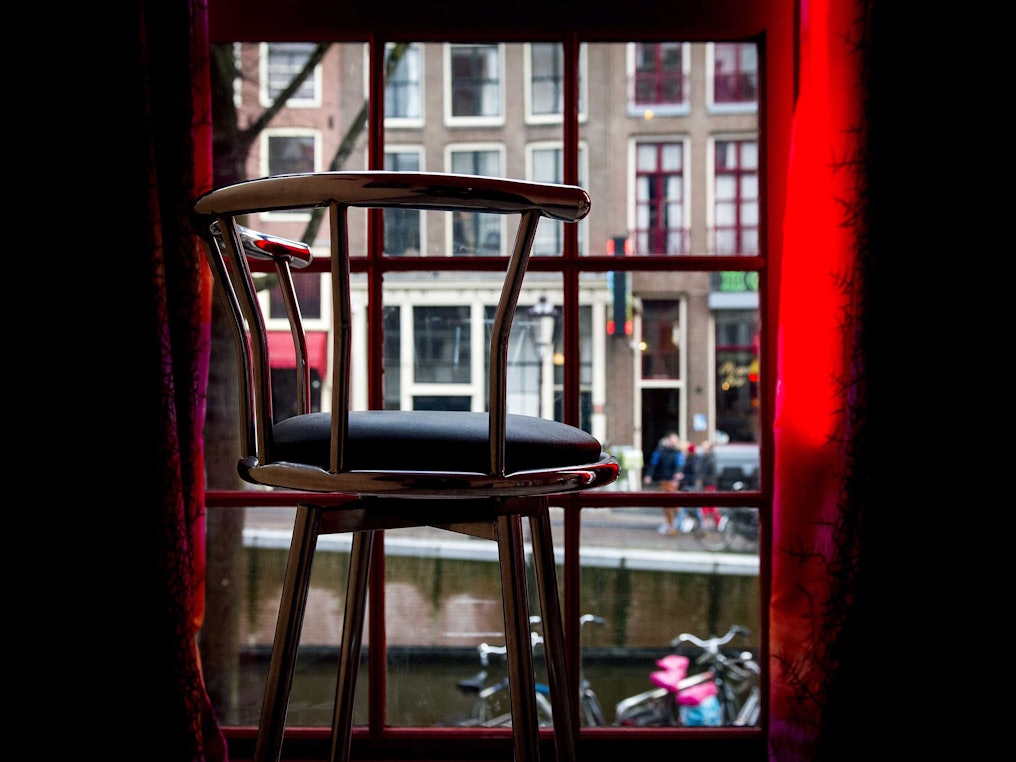 Ein verlassener Stuhl steht in einem Bordell im Rotlichtviertel „De Walletjes“. Seit Jahrhunderten bieten Frauen in Fenstern in Amsterdam Sex an - nun soll das berühmte Rotlichtviertel aus der Altstadt in ein Erotikzentrum am Stadtrand umziehen.