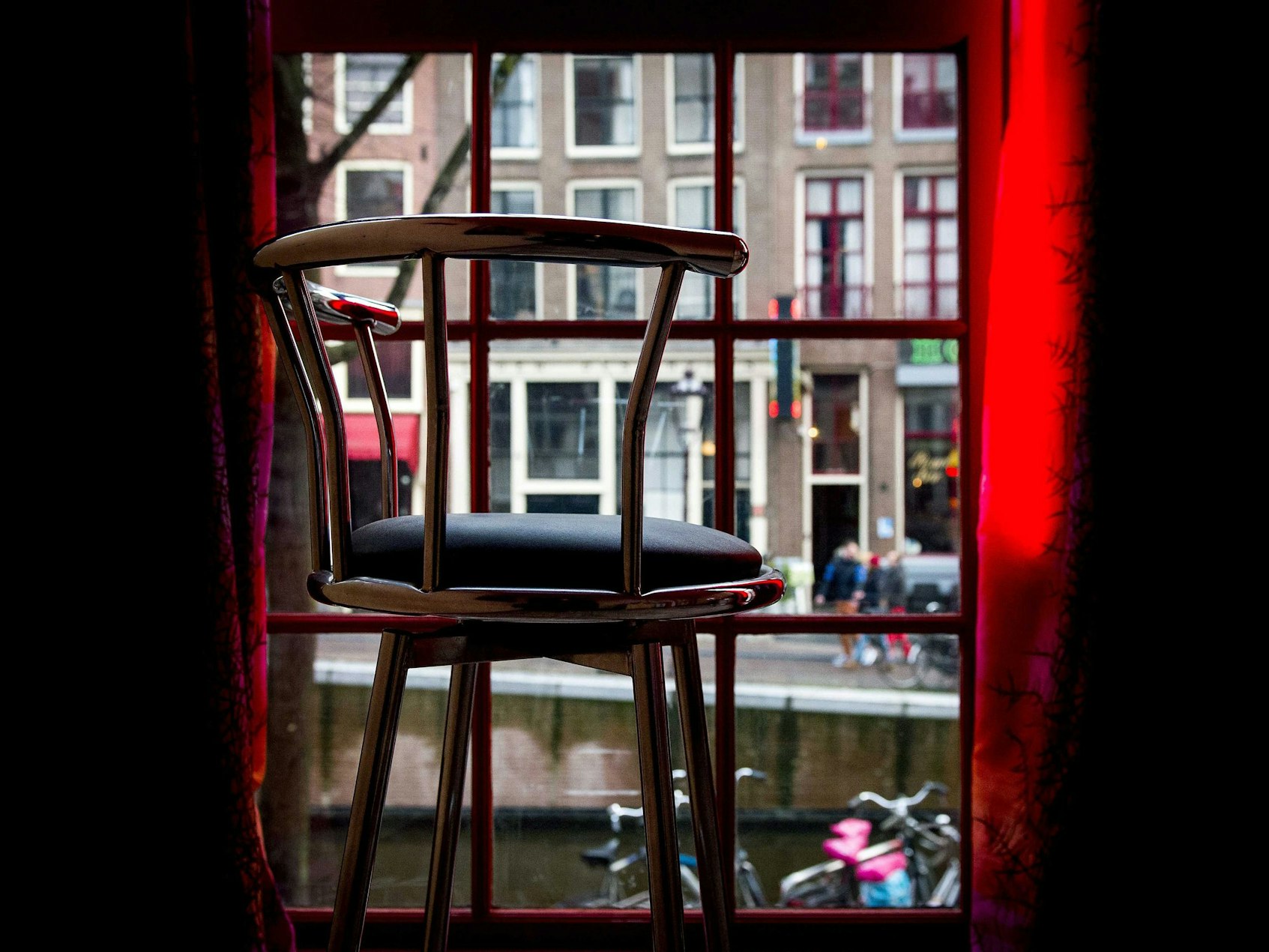 Ein verlassener Stuhl steht in einem Bordell im Rotlichtviertel „De Walletjes“. Seit Jahrhunderten bieten Frauen in Fenstern in Amsterdam Sex an - nun soll das berühmte Rotlichtviertel aus der Altstadt in ein Erotikzentrum am Stadtrand umziehen.