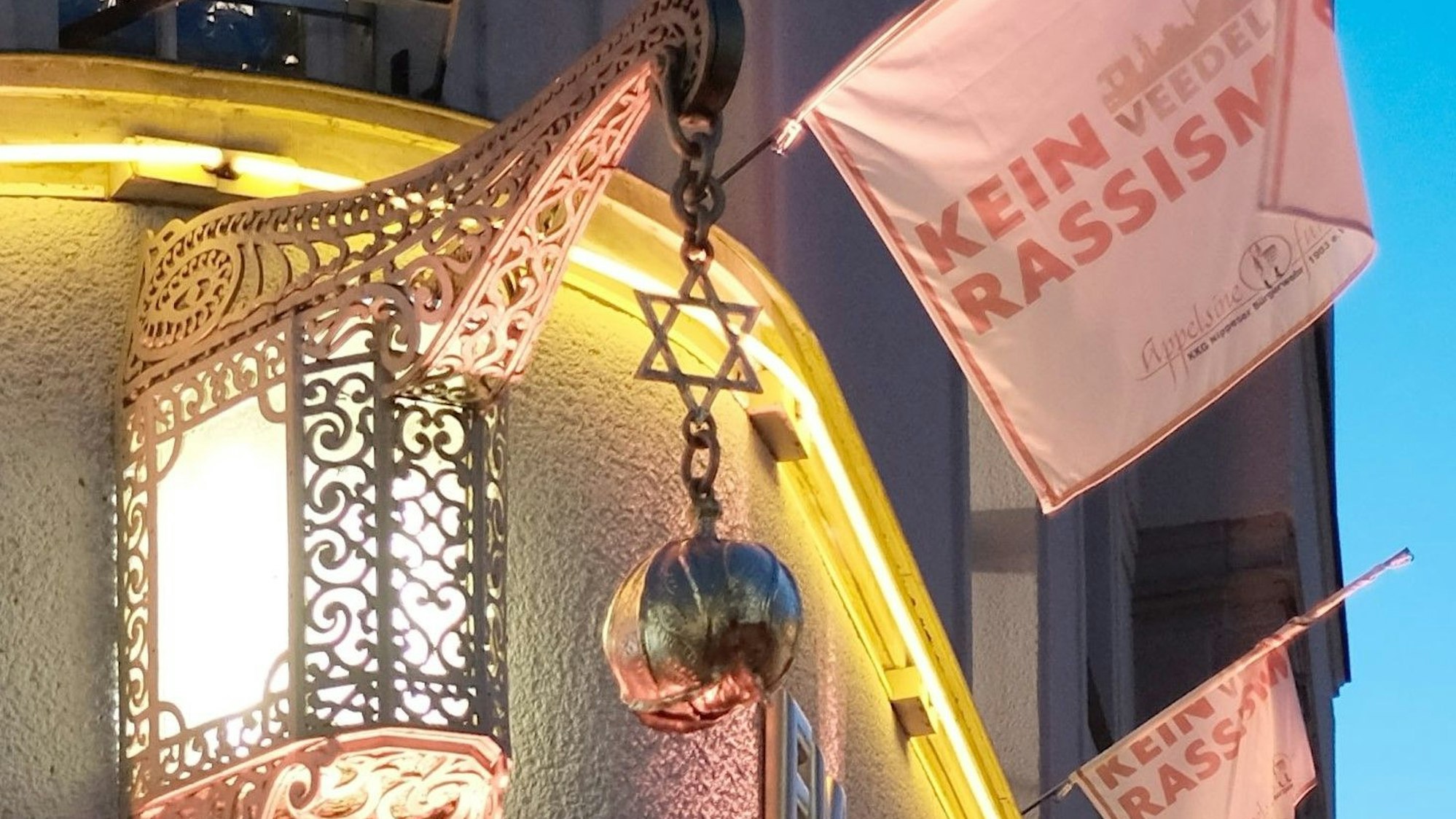 Der goldene Kappes und der Brauerstern hängen über dem Eingang „Em Golde Kappes“.