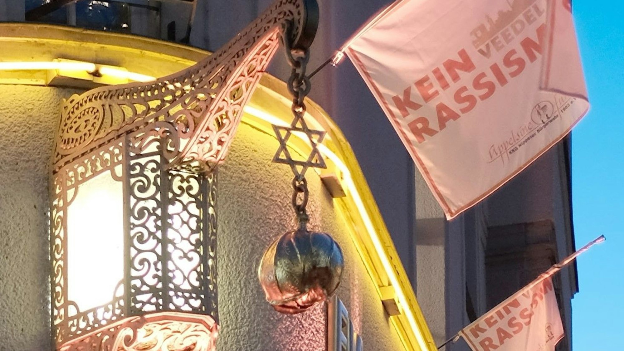 Der goldene Kappes und der Brauerstern hängen über dem Eingang „Em Golde Kappes“.