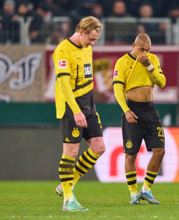 Die BVB-Profis Julian Brandt (l.), Donyell Malen (M.) und Ramy Bensebaini nach dem enttäuschenden Auftritt gegen Augsburg am Samstag (16. Dezember 2023).