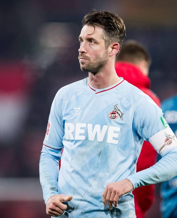 Mark Uth (1. FC Köln) steht enttäuscht auf dem Platz.