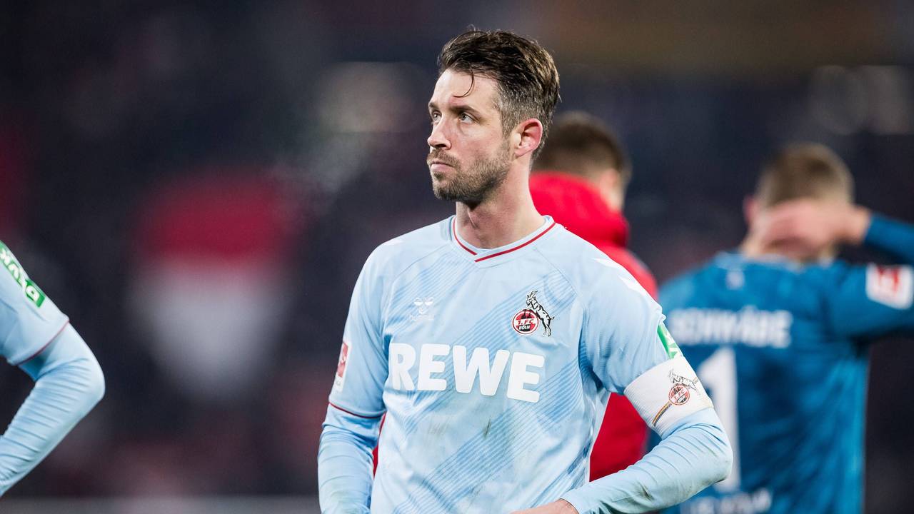 Mark Uth (1. FC Köln) steht enttäuscht auf dem Platz.