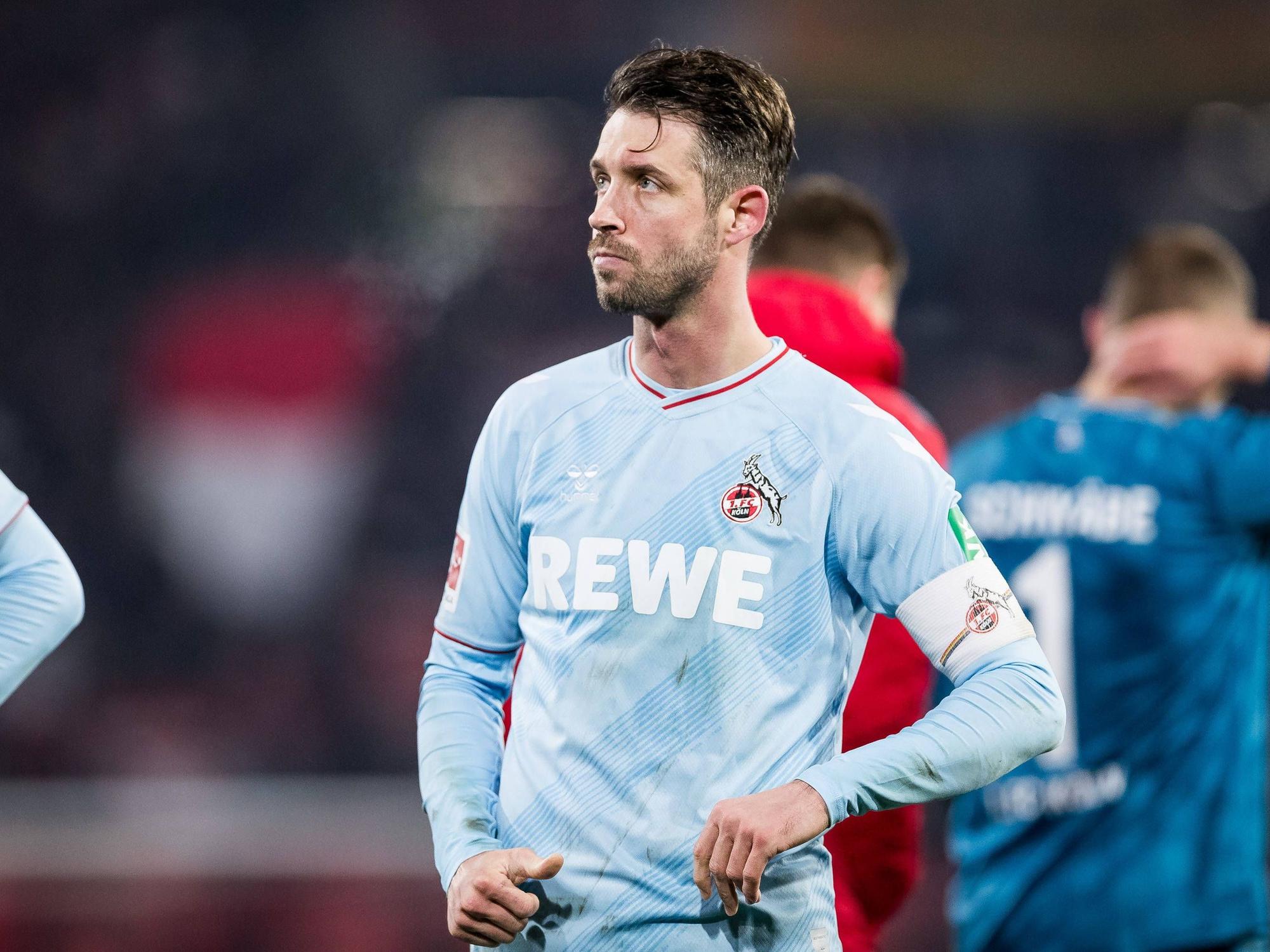 Mark Uth (1. FC Köln) steht enttäuscht auf dem Platz.