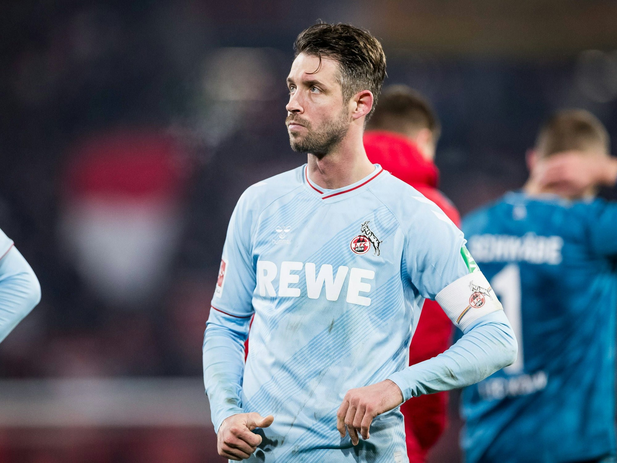 Mark Uth (1. FC Köln) steht enttäuscht auf dem Platz.