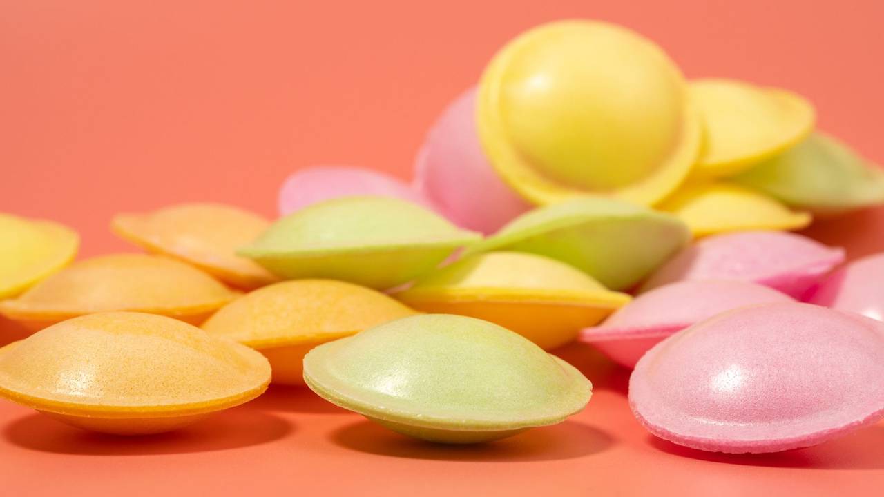 Brause-Ufos vor einem pinken Hintergrund.