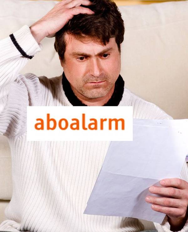 Mann blickt ratlos auf Blatt Papier mit Aboalarm Logo im Bild.