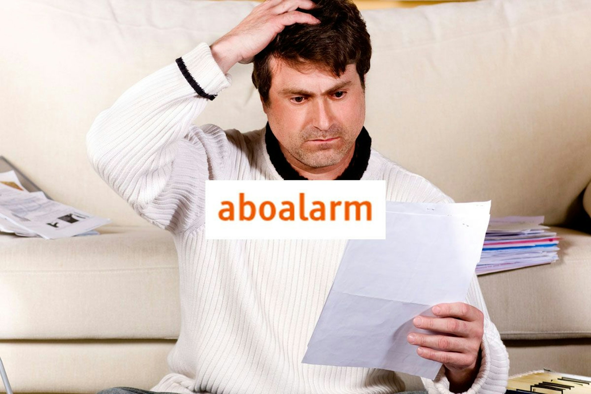 Mann blickt ratlos auf Blatt Papier mit Aboalarm Logo im Bild.