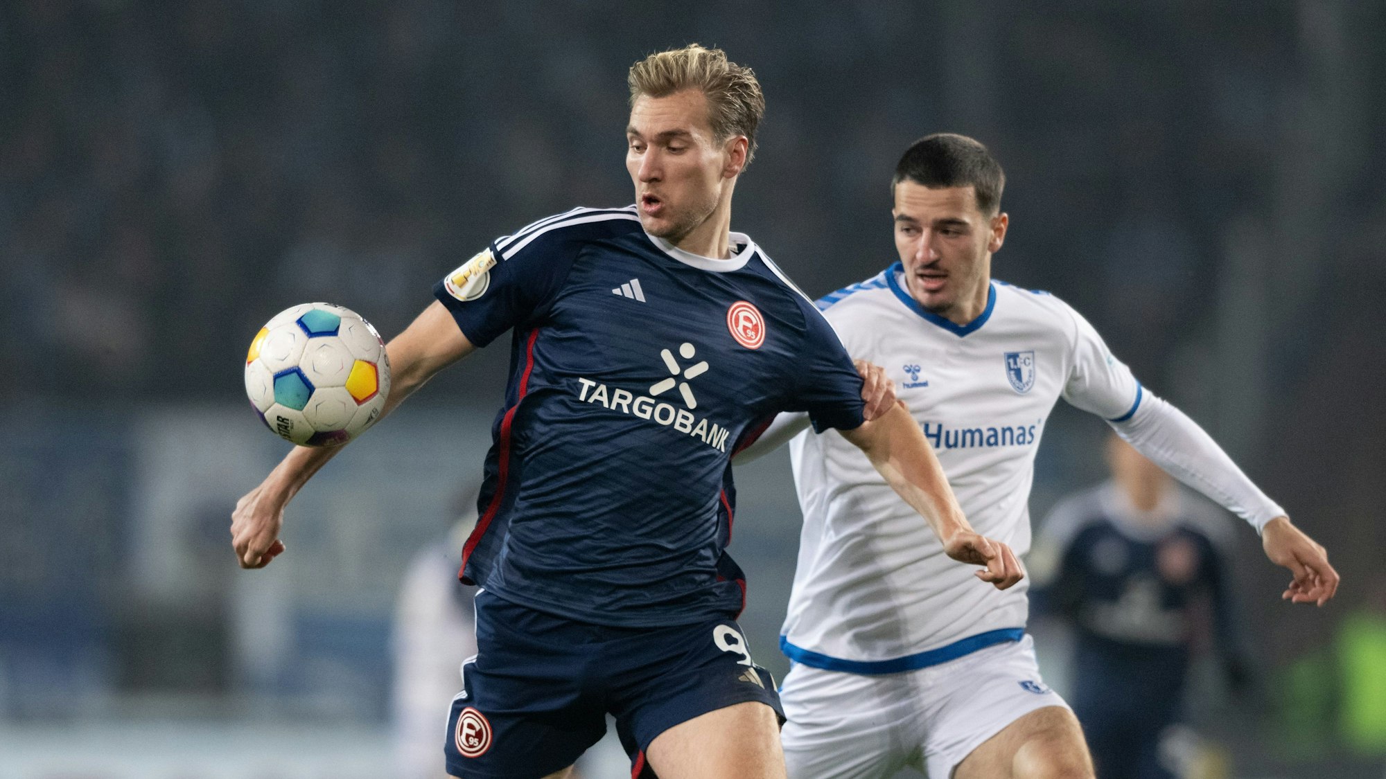 Magdeburgs Andi Hoti (r) und Düsseldorfs Vincent Vermeij kämpfen um den Ball.