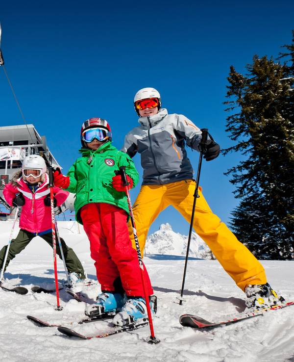Familie beim Skifahren.