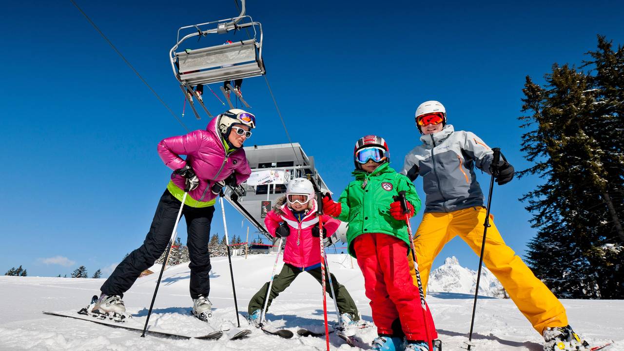 Familie beim Skifahren.
