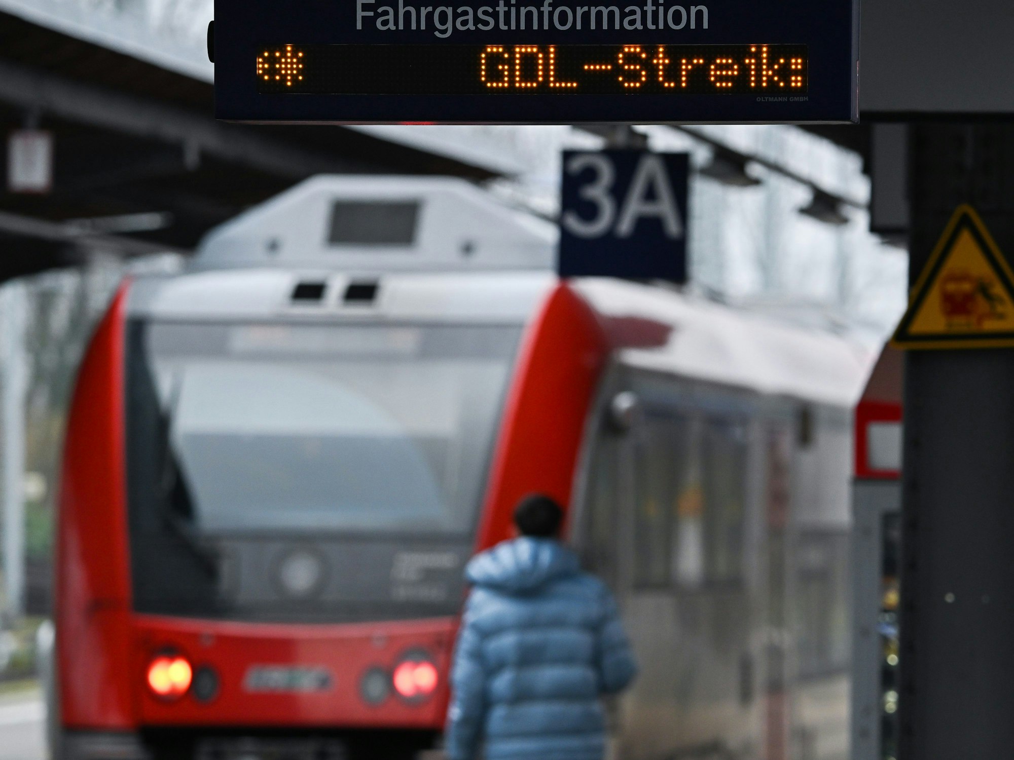 Der Hinweis „GDL-Streik“ leuchtet auf der Fahrgastinformationsanzeige im Bahnhof auf.