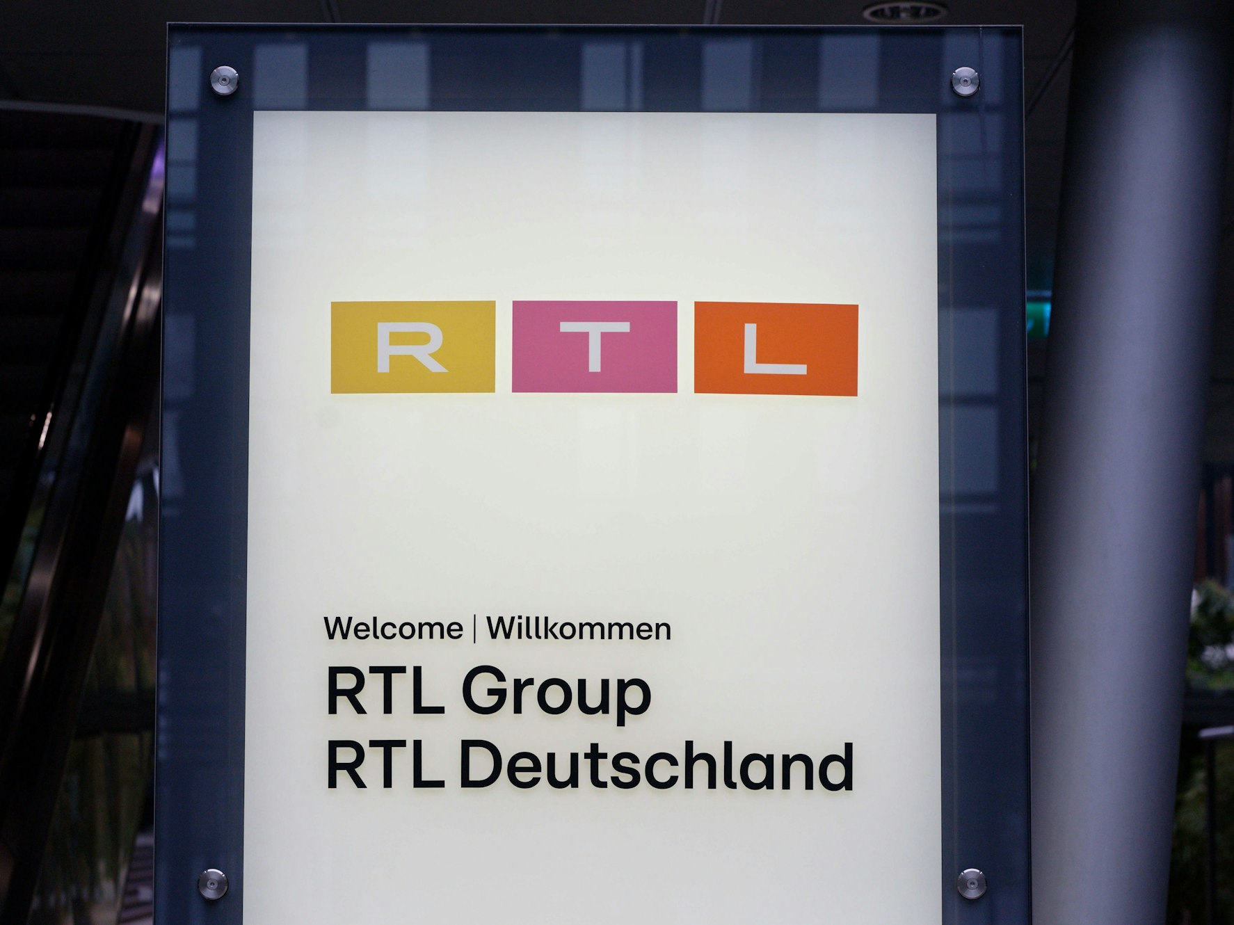 Ein Schild am Eingang des RTL-Gebäudes in Köln weist auf die Firmen RTL Group und RTL Deutschland hin.