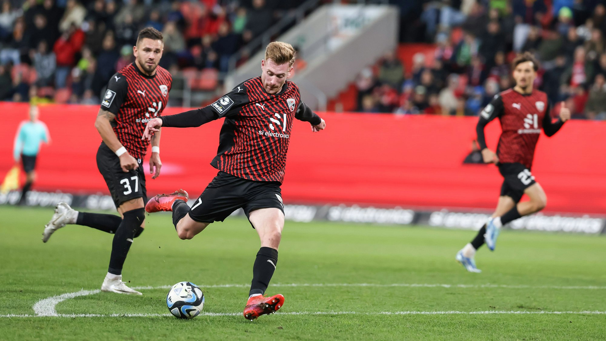 Jannik Mause bei einem Schuss.