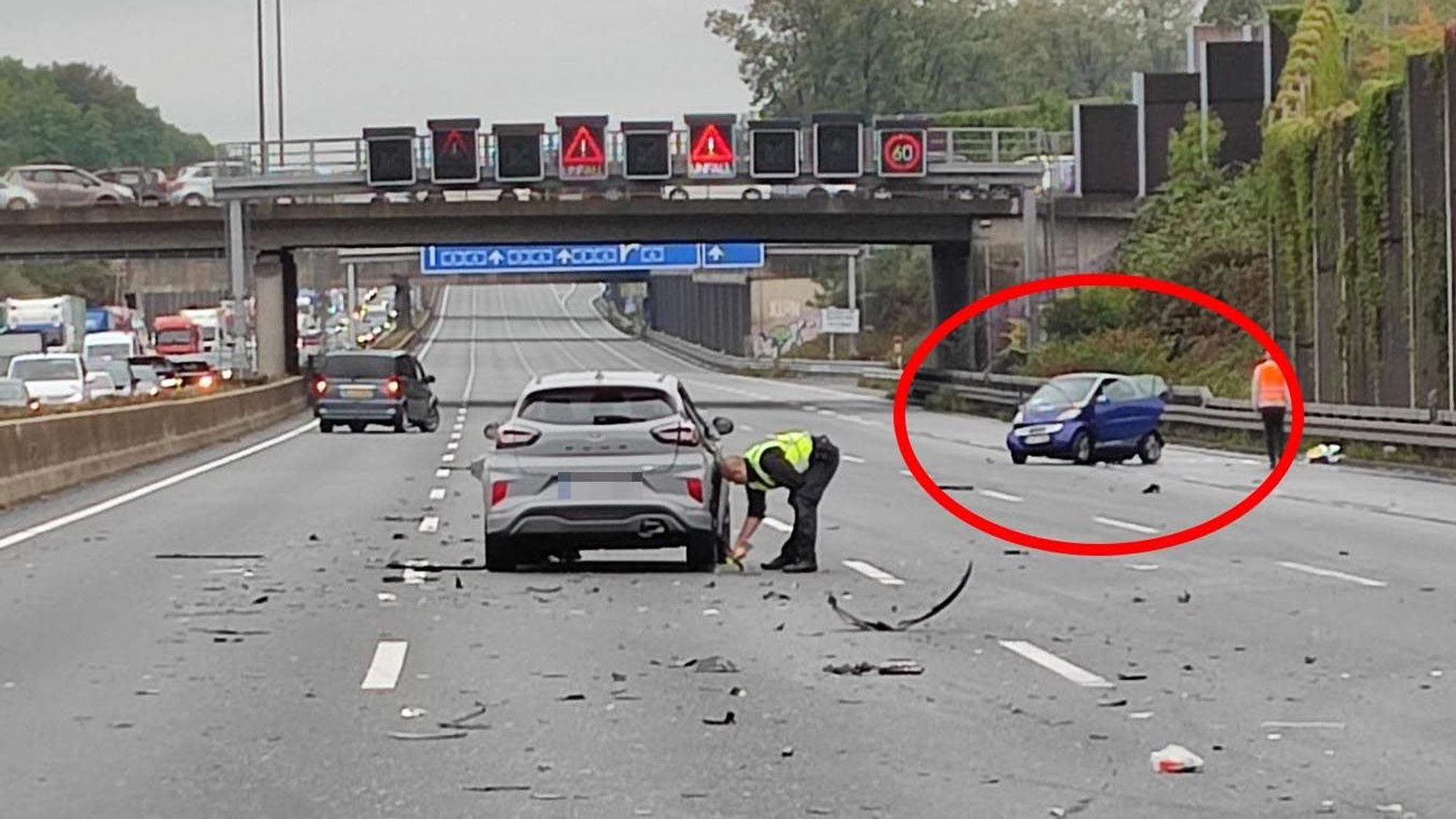 Einsatzkräfte der Polizei sichern einen Unfallort auf der A3 bei Köln-Dellbrück.