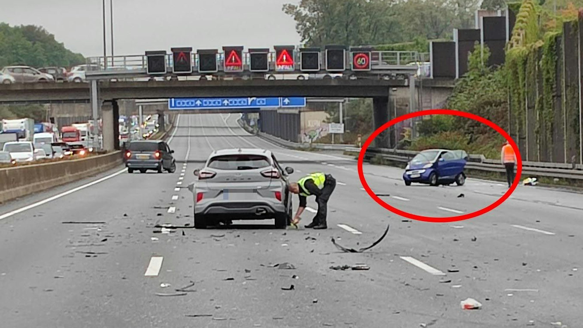 Einsatzkräfte der Polizei sichern einen Unfallort auf der A3 bei Köln-Dellbrück.