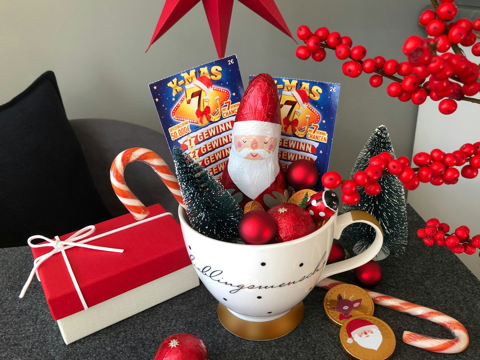 Weihnachtstasse mit Rubbellosen.