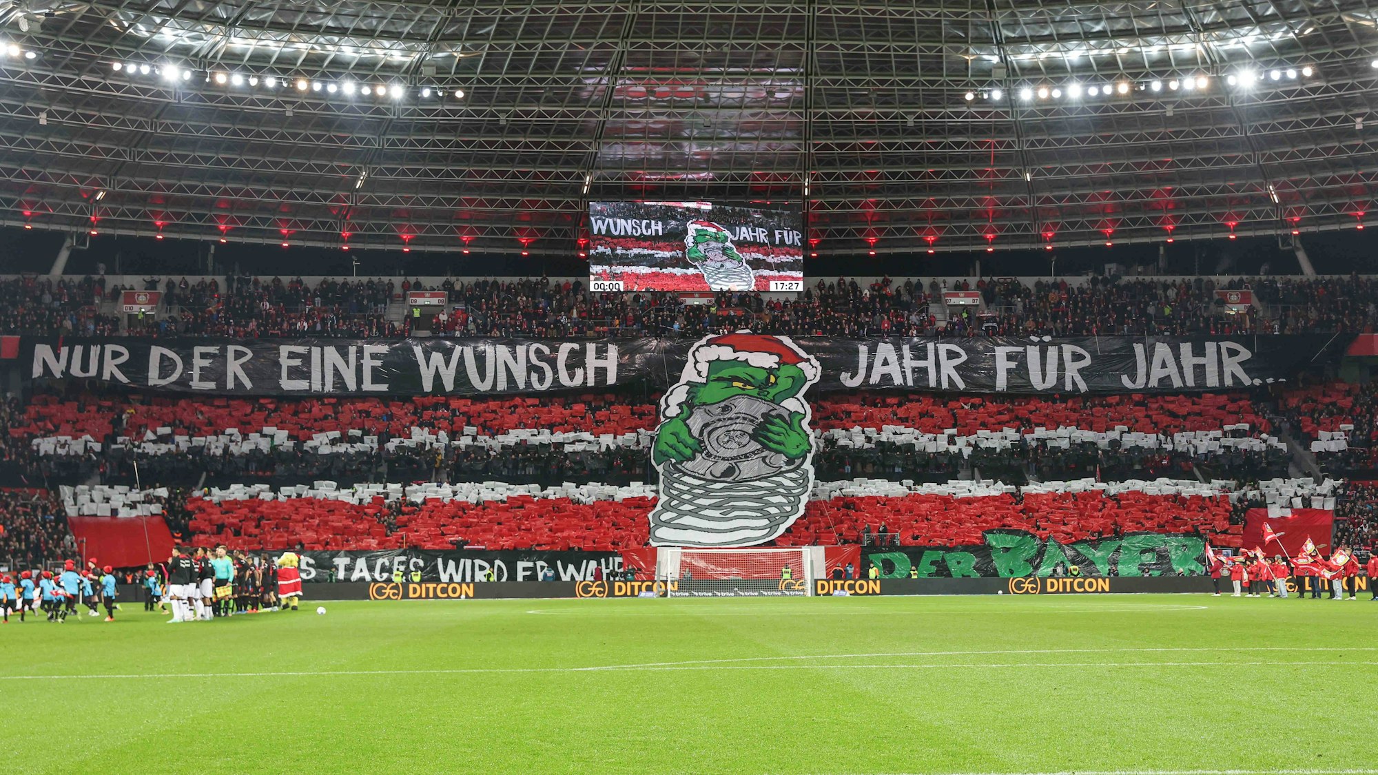 Bayer-Fans präsentieren eine Choreo, in der der Grinch die Meisterschale klaut. Darüber prangt der Schriftzug „Nur der eine Wunsch – Jahr für Jahr“.