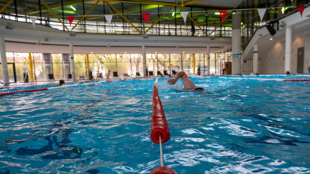 Blick in das Hallenbad Lentpark: Nach einem Stromausfall musste das komplette Hallenbad schließen.