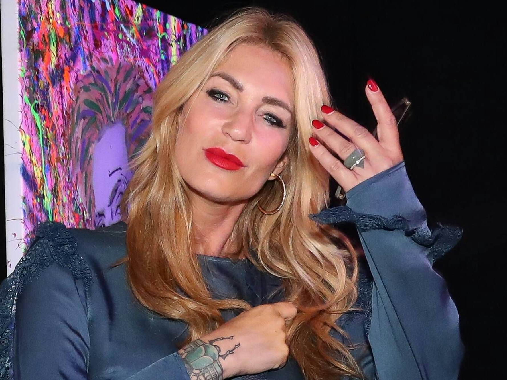 Sarah Kern lässt sich bei einer Vernissage im Jahr 2018 in Hannover ablichten.