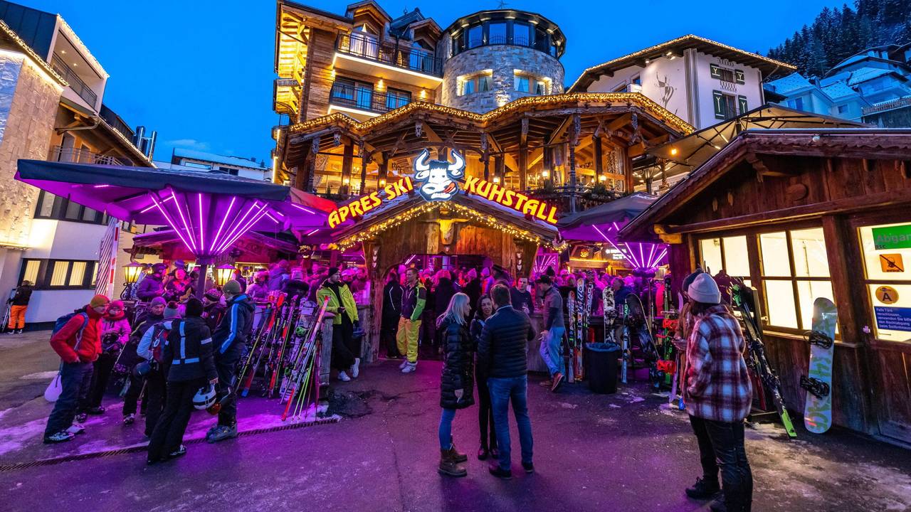 Menschen vor dem Kuhstall in Ischgl.