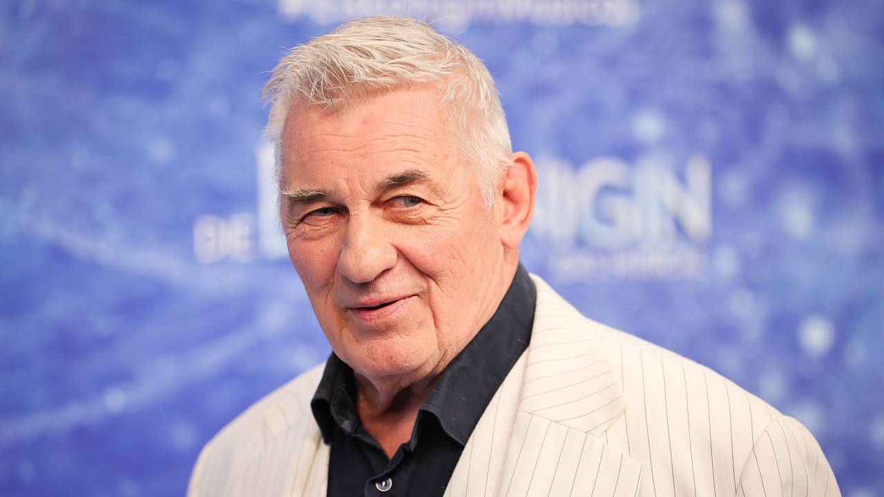 Heinz Hoenig, Schauspieler, kommt zur Deutschlandpremiere des Disney-Musicals „Die Eiskönigin“ auf dem Blauen Teppich im Stage Theater an der Elbe.
