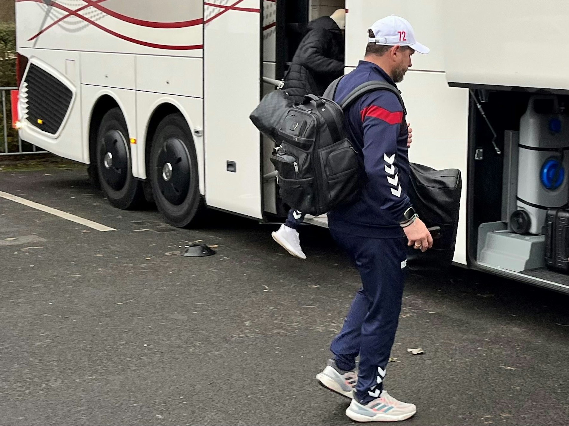 FC-Trainer Steffen Baumgart steigt am Geißbockheim in den Bus.