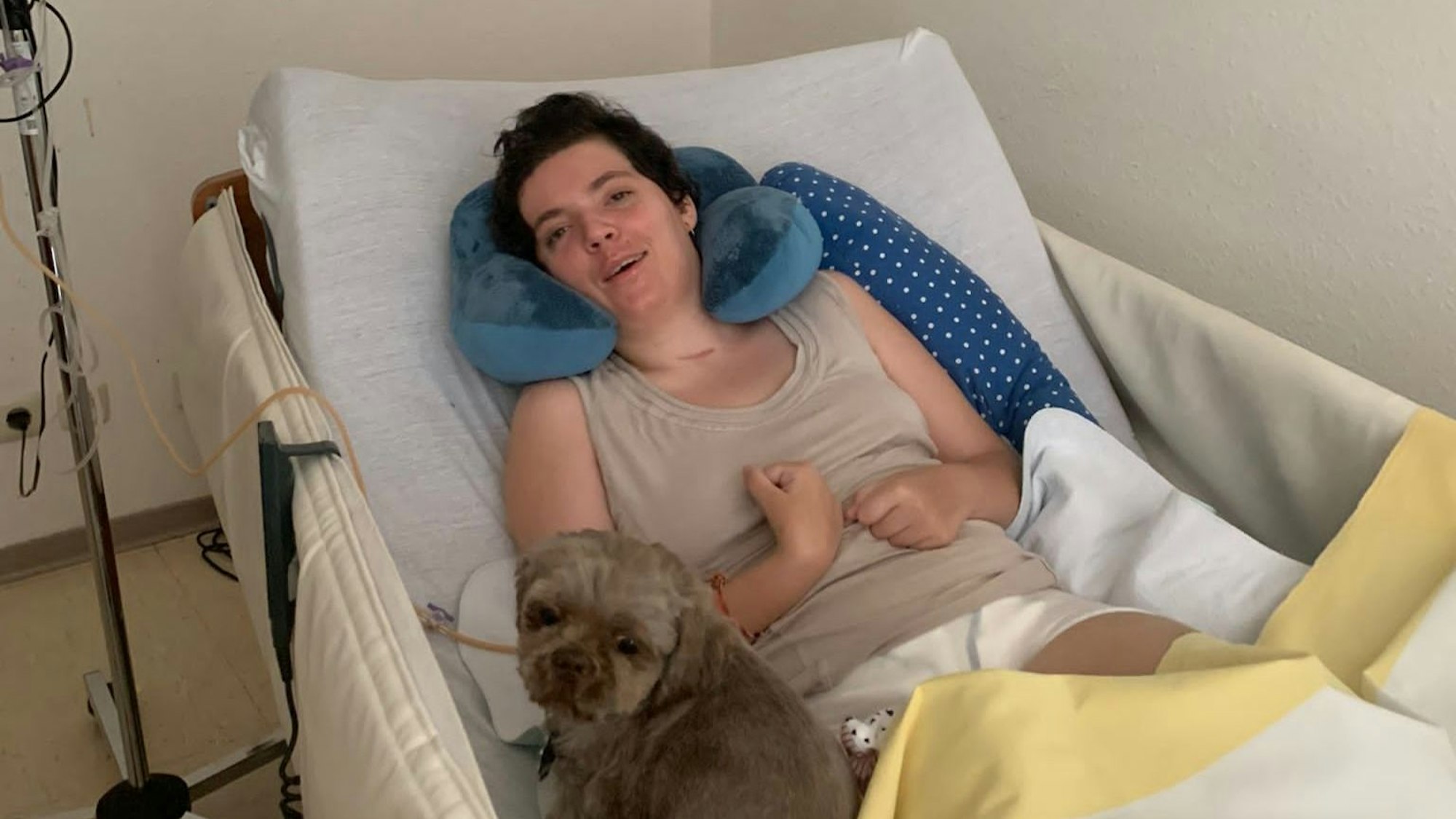 Eine junge Frau liegt im Krankenbett.