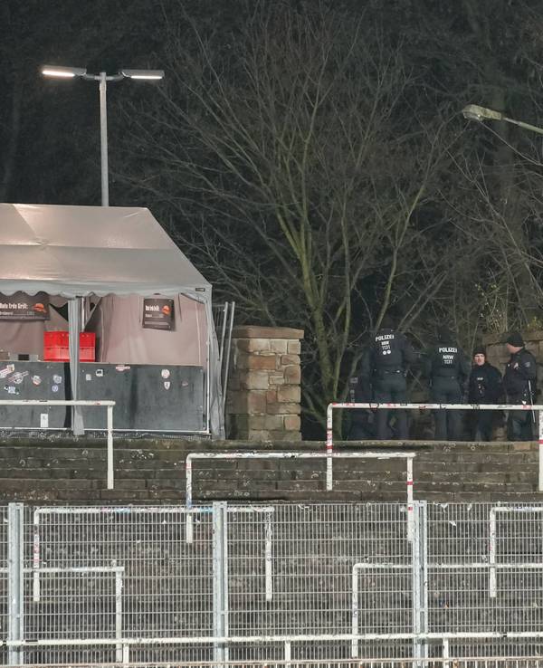 Leere Ränge im Stadion Rote Erde.