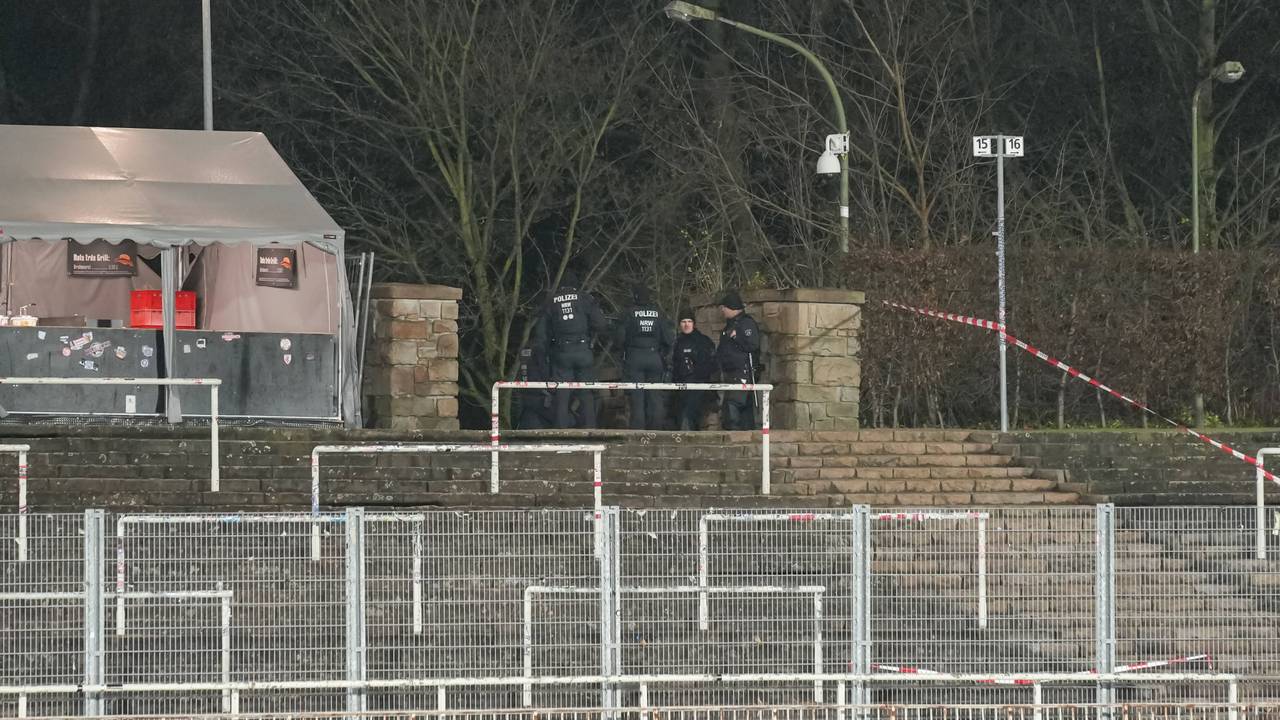 Leere Ränge im Stadion Rote Erde.