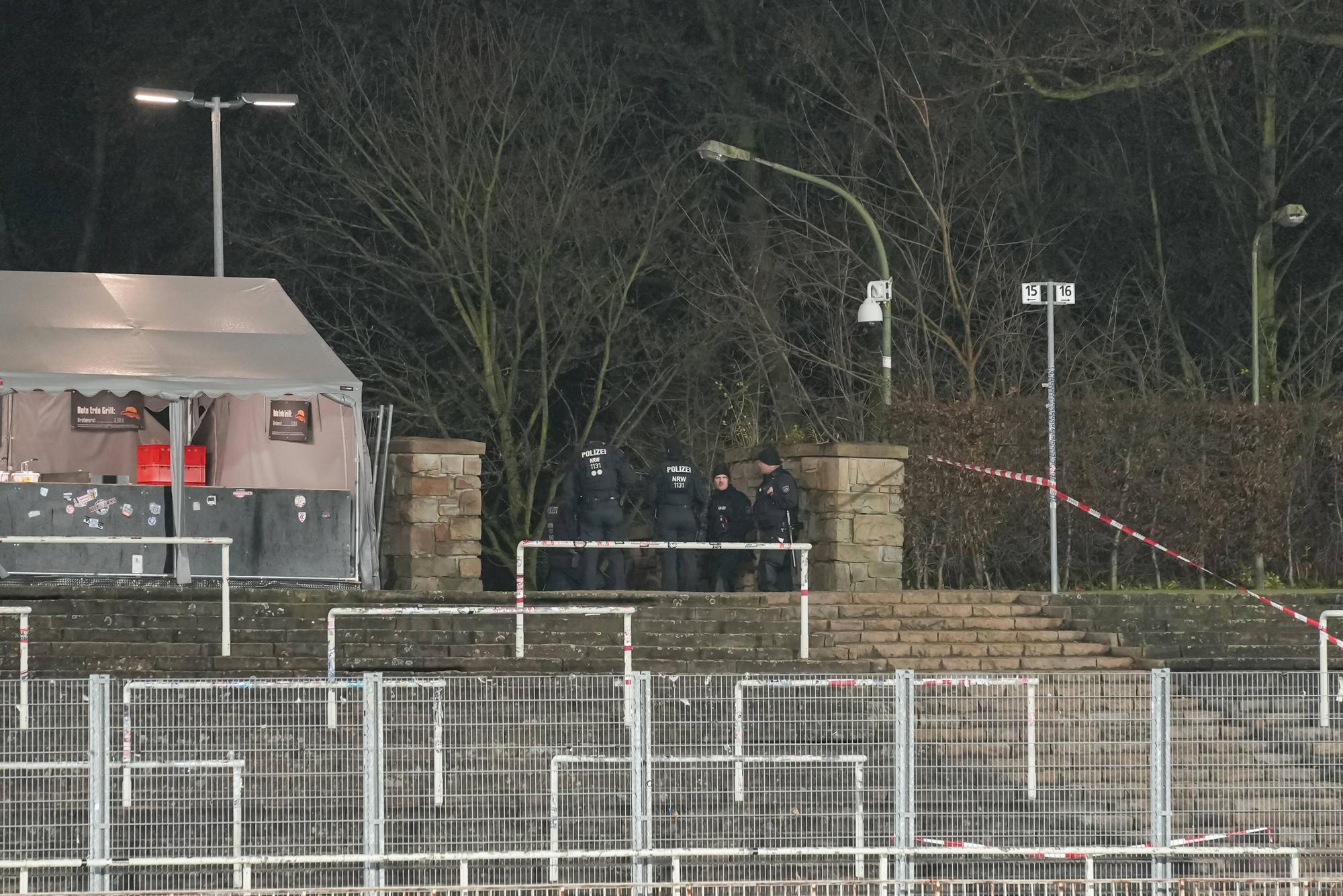 Leere Ränge im Stadion Rote Erde.