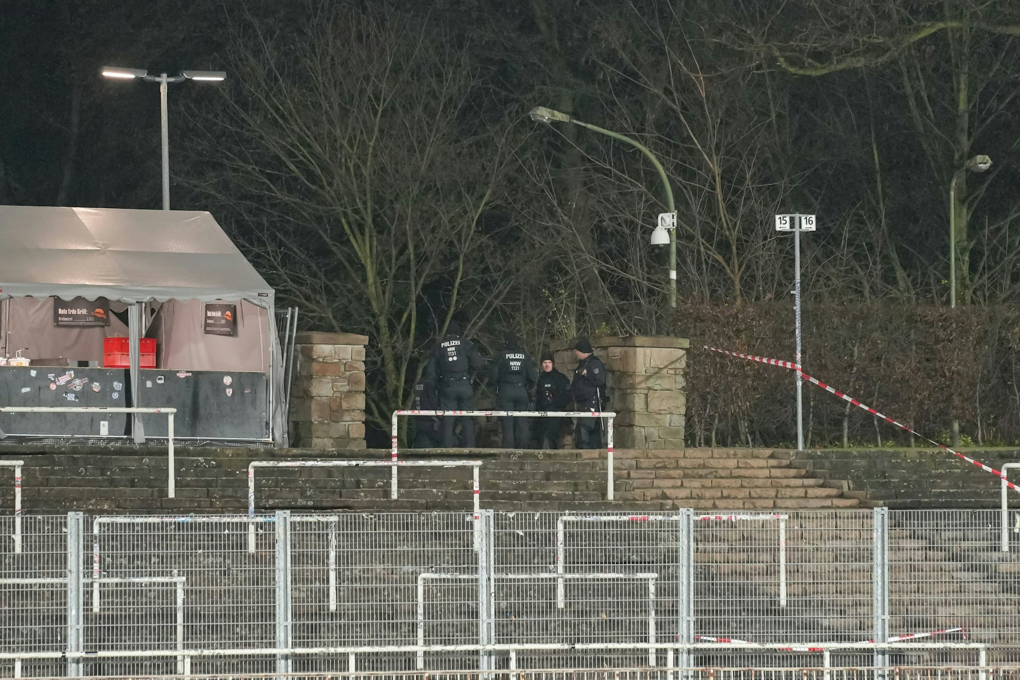 Leere Ränge im Stadion Rote Erde.
