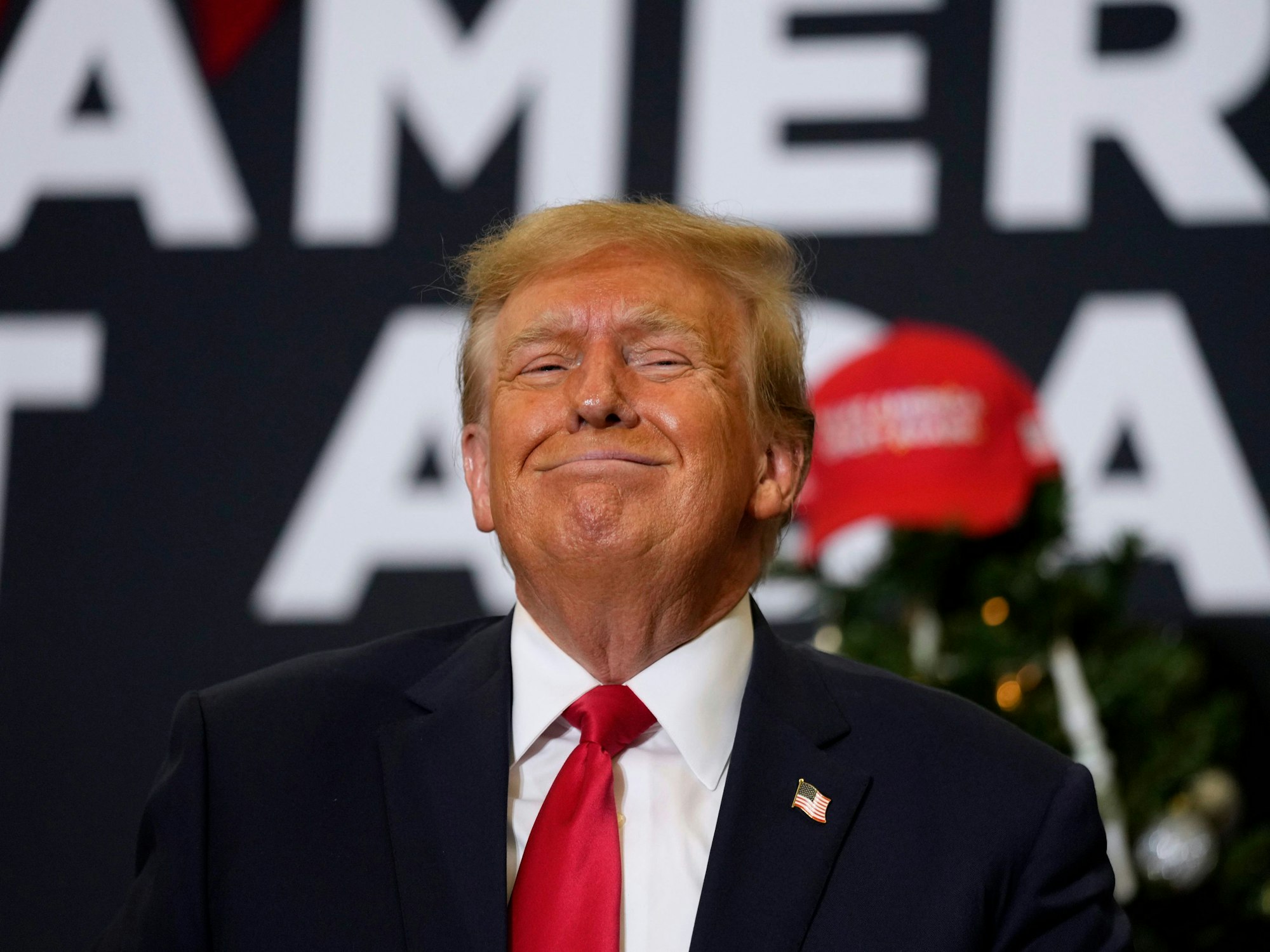 Donald Trump, ehemaliger Präsident der USA, reagiert während einer Wahlkampfveranstaltung am 19. Dezember in Waterloo.