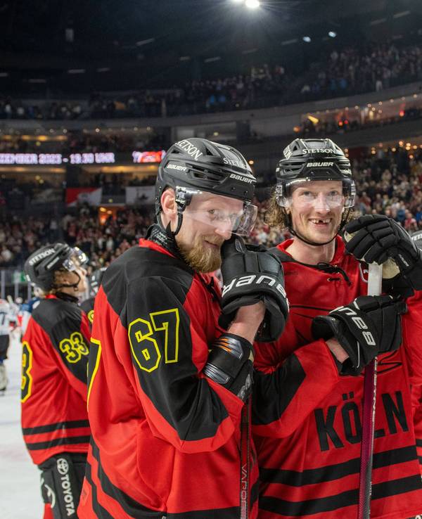 Haie-Verteidiger auf dem Eis: Stanislav Dietz und Andrej Sustr