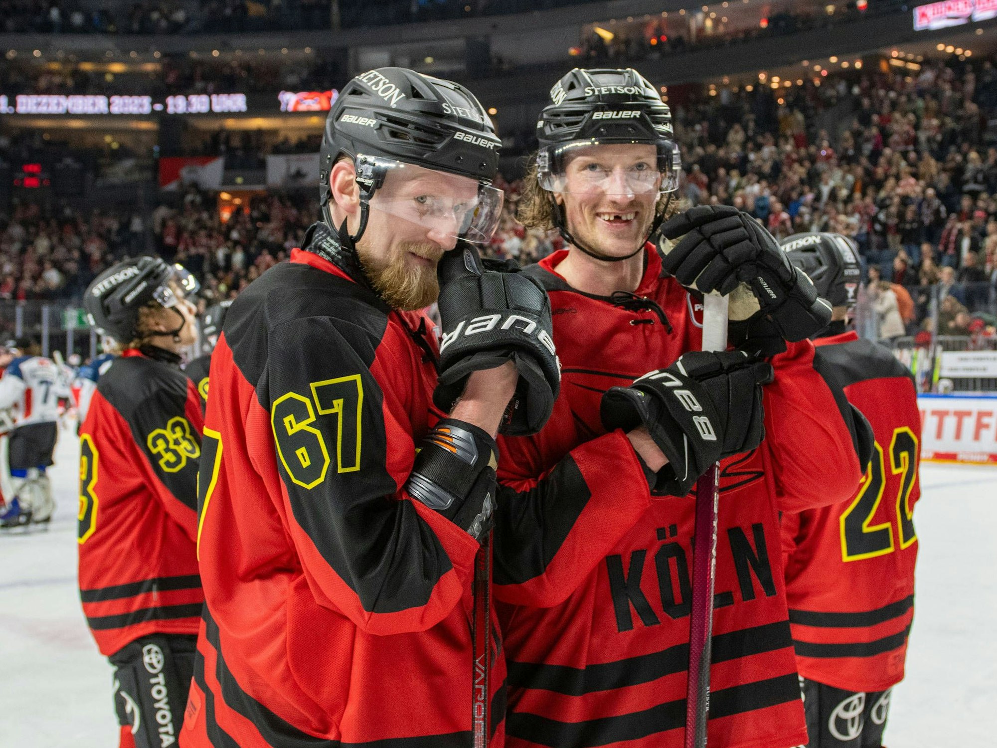 Haie-Verteidiger auf dem Eis: Stanislav Dietz und Andrej Sustr